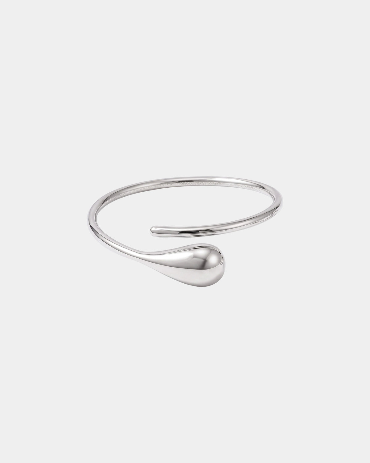 Brazalete tipo envolvente con dije colgante